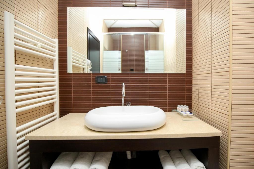 VLORA INTERNATIONAL photo 4
