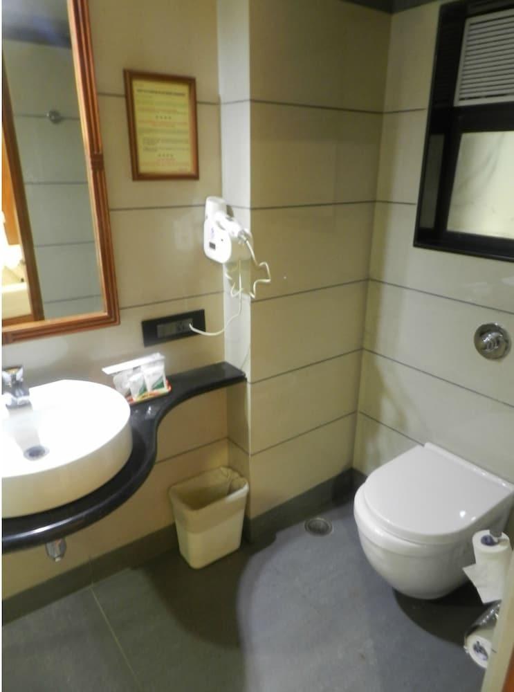The Emerald Hotel & Services Apartments photo 2