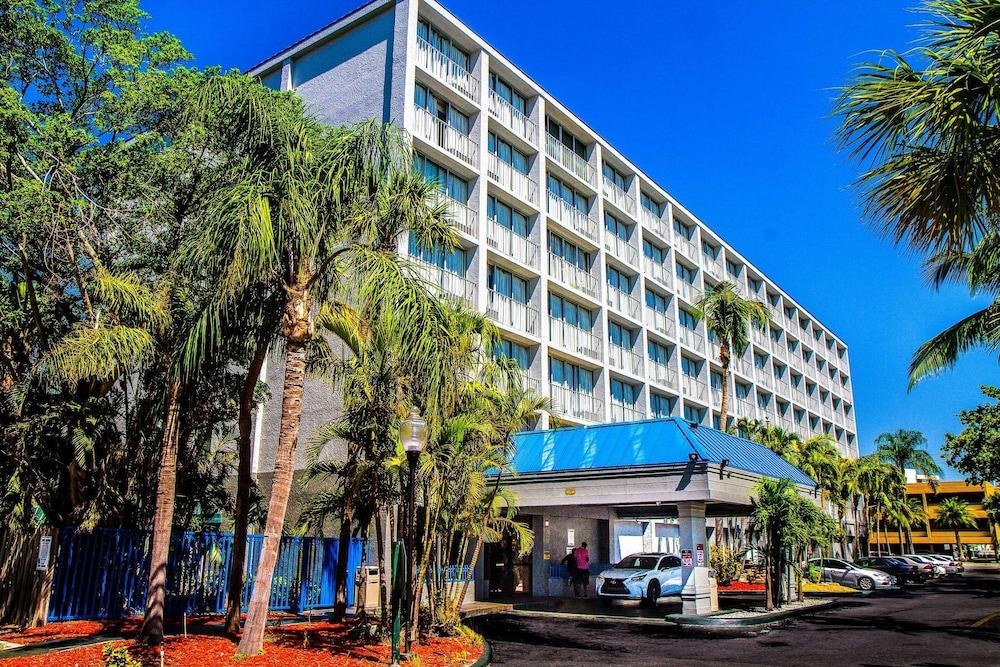 North Miami Beach Gardens Inn & Suites photo 4
