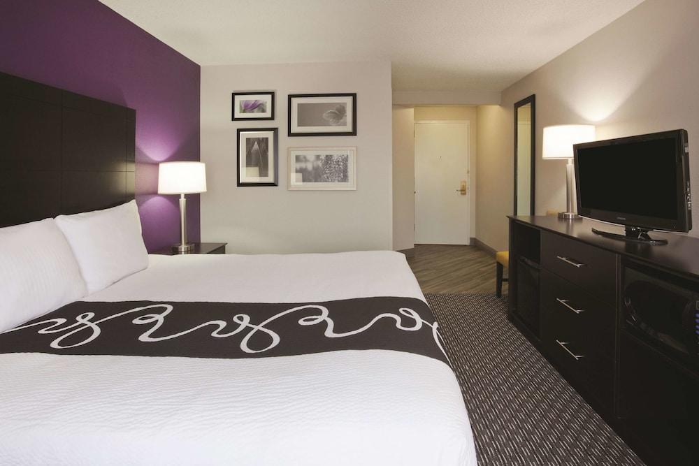 LA QUINTA INN & SUITES BLOOMINGTON WEST 2011 photo 3