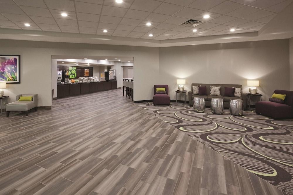 LA QUINTA INN & SUITES BLOOMINGTON WEST 2011 photo 4