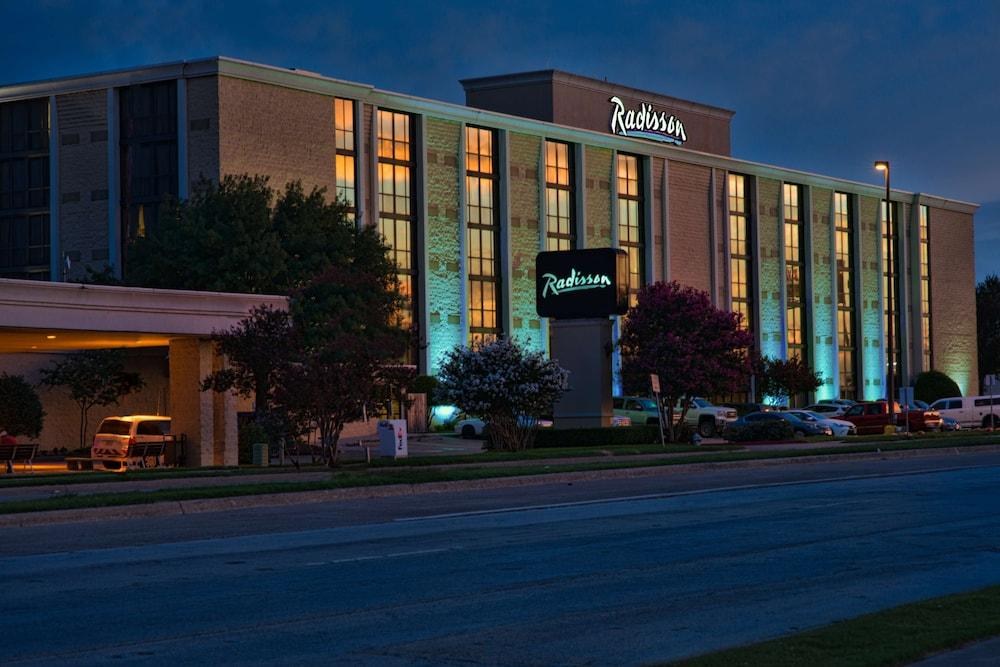 RADISSON HOTEL FORT WORTH NORTH-FOSSIL CREEK photo 2
