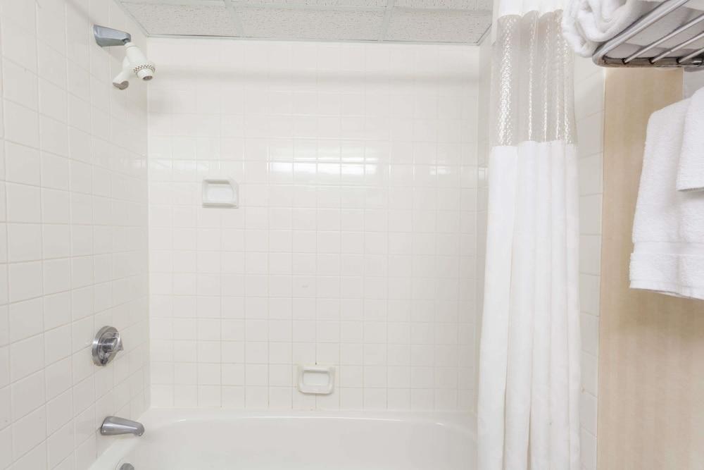 RAMADA FREDERICTON photo 2