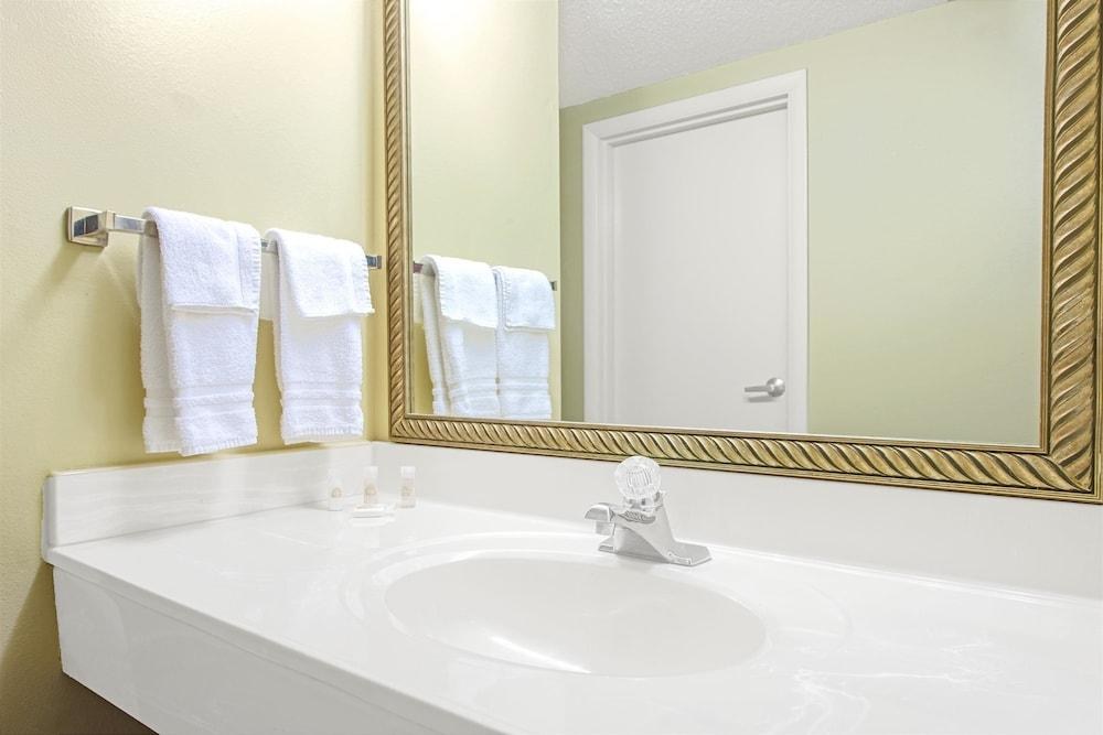 DAYS INN & SUITES ST. LOUIS/WESTPORT photo 2