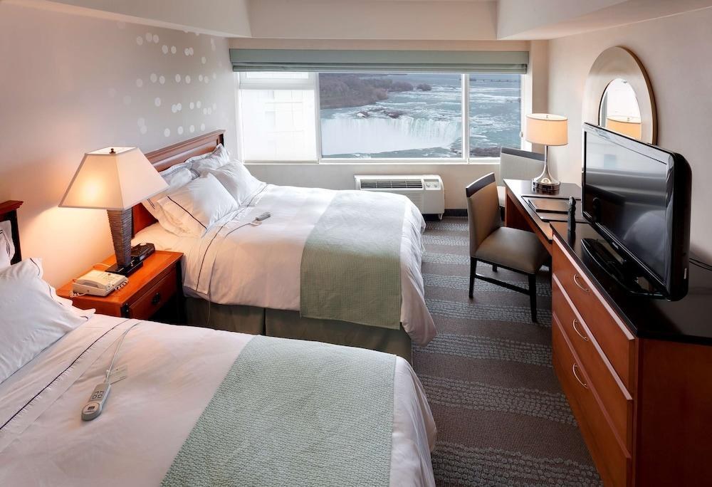 RADISSON HOTEL & SUITES FALLSVIEW photo 2