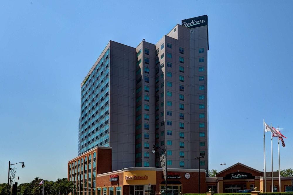 RADISSON HOTEL & SUITES FALLSVIEW photo 3