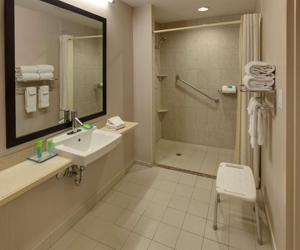 RADISSON HOTEL & SUITES FALLSVIEW photo 4