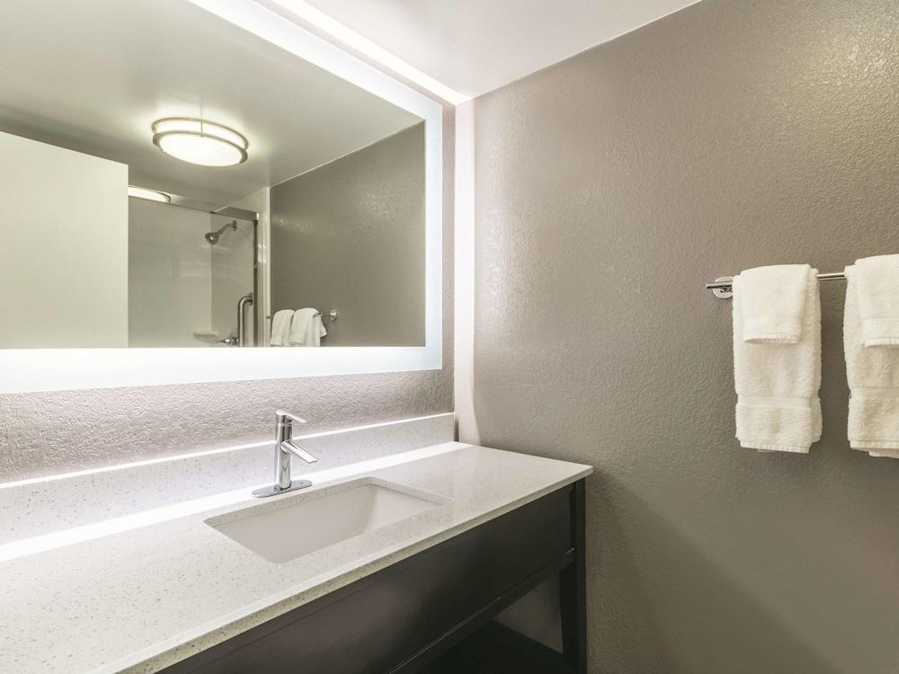 LA QUINTA INN & SUITES VIRGINIA BEACH photo 2