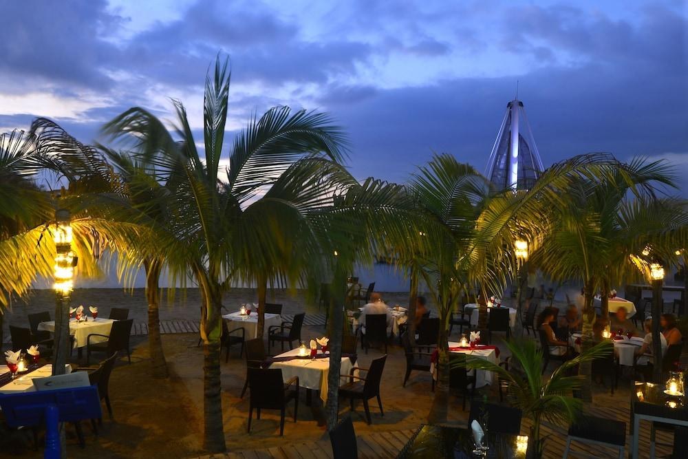 EMPERADOR VALLARTA BEACHFRONT HOTEL & SUITES photo 2