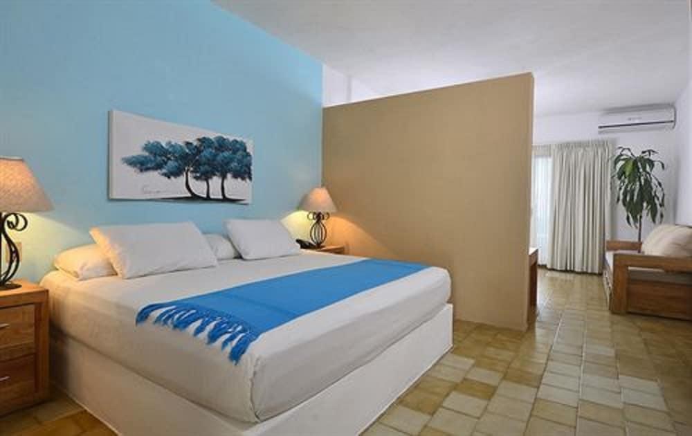 EMPERADOR VALLARTA BEACHFRONT HOTEL & SUITES photo 3