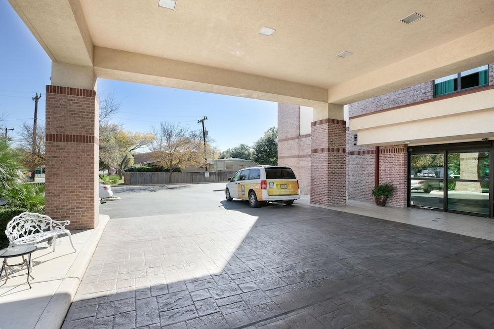 COMFORT INN & SUITES AIRPORT SAN ANTONIO photo 2