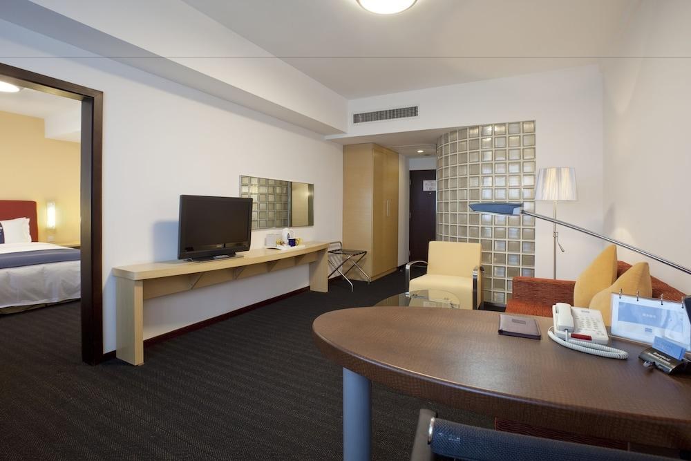 HOLIDAY INN EXPRESS ZHABEI photo 2
