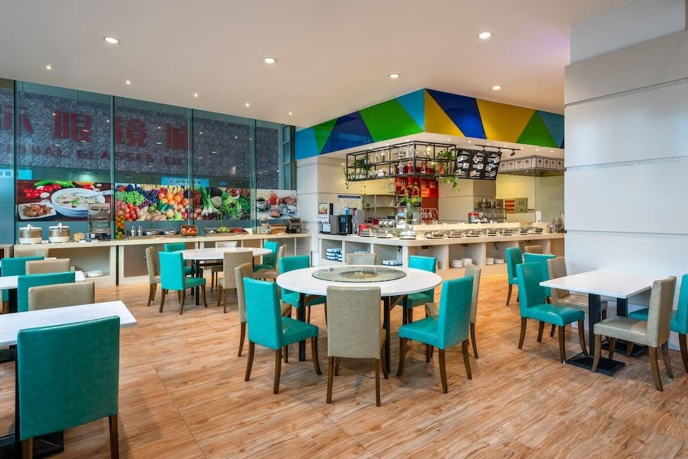 HOLIDAY INN EXPRESS ZHABEI photo 3