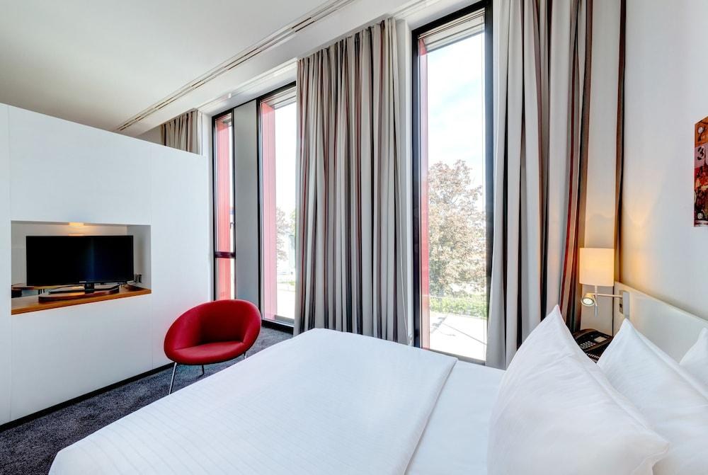 Hilton Garden Inn Stuttgart Neckarpark photo 2