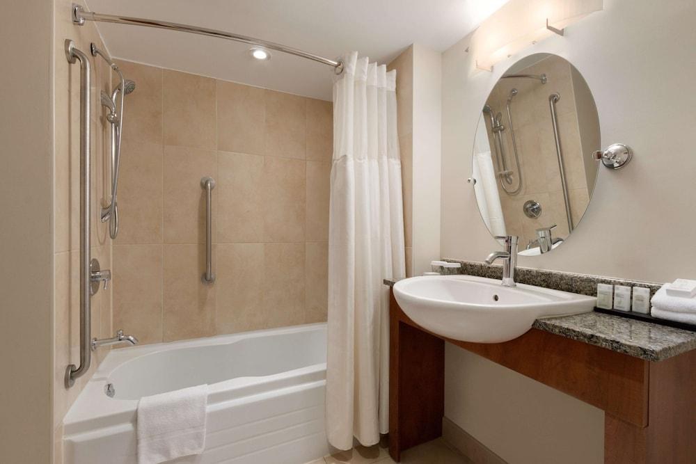 Embassy Suites by Hilton Montreal photo 4