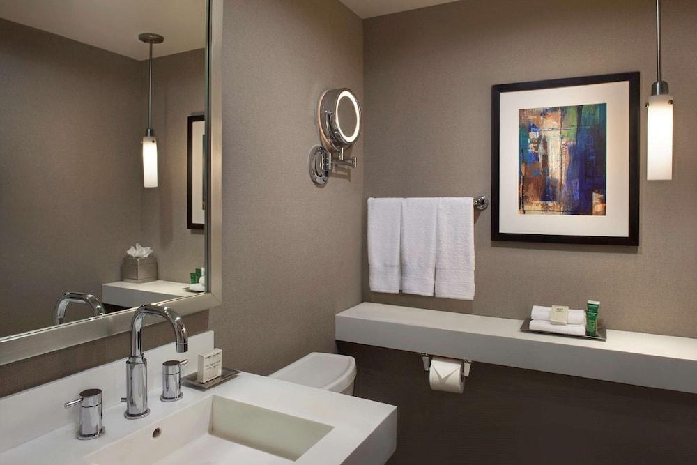 Hilton Toronto Airport Hotel & Suites photo 2