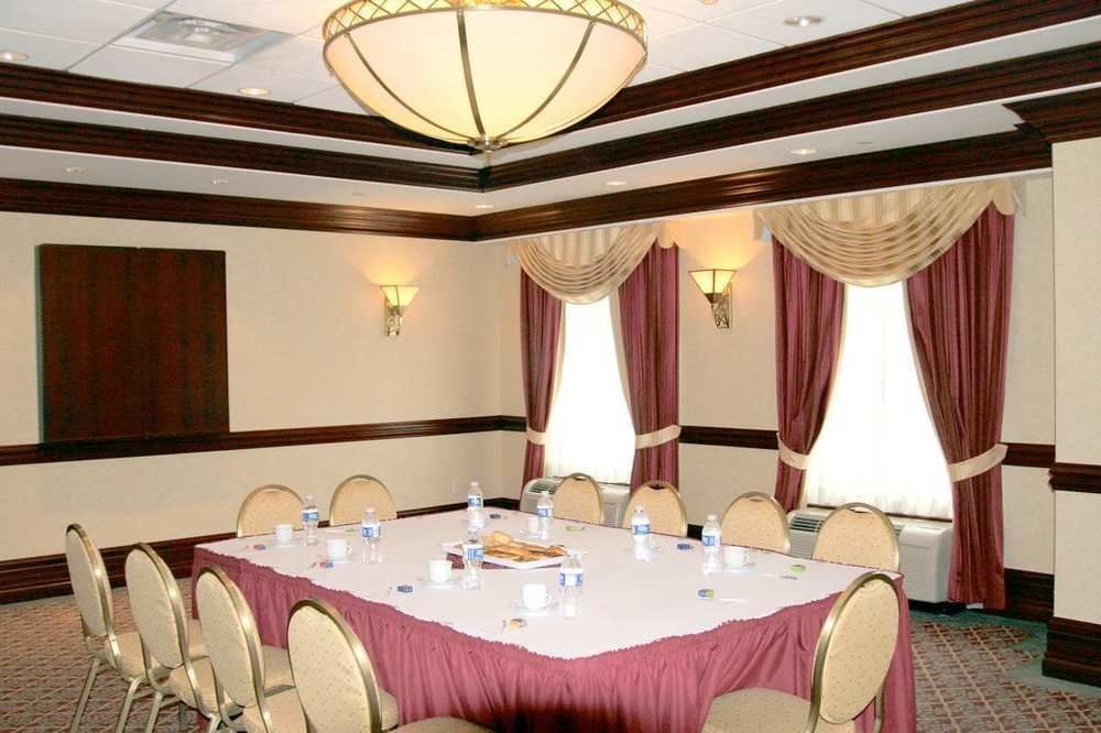 Hampton Inn & Suites by Hilton Toronto Airport photo 1