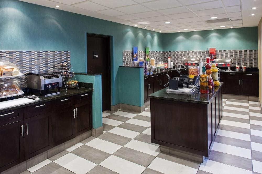 Hampton Inn & Suites by Hilton Toronto Airport photo 2