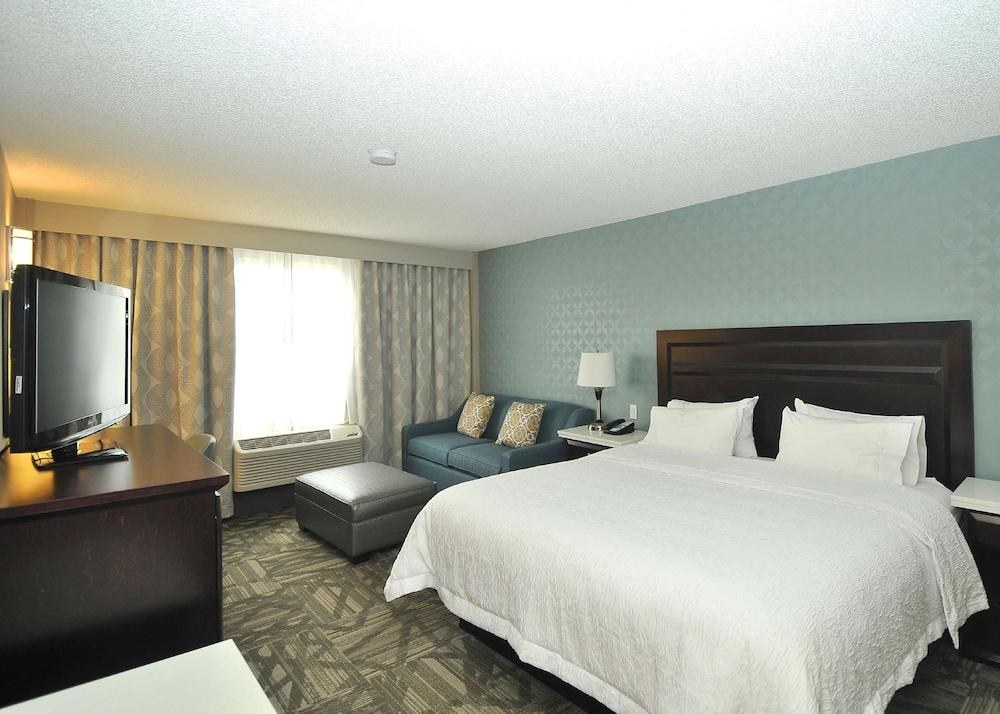 Hampton Inn & Suites by Hilton Calgary-Airport photo 2