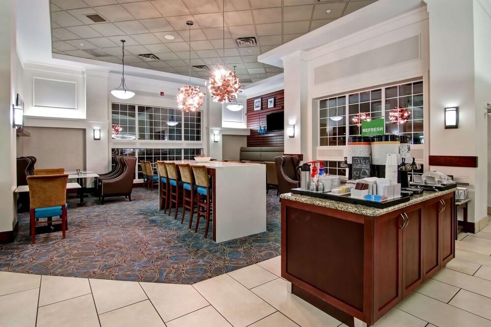 Hampton Inn & Suites by Hilton Calgary-Airport photo 3