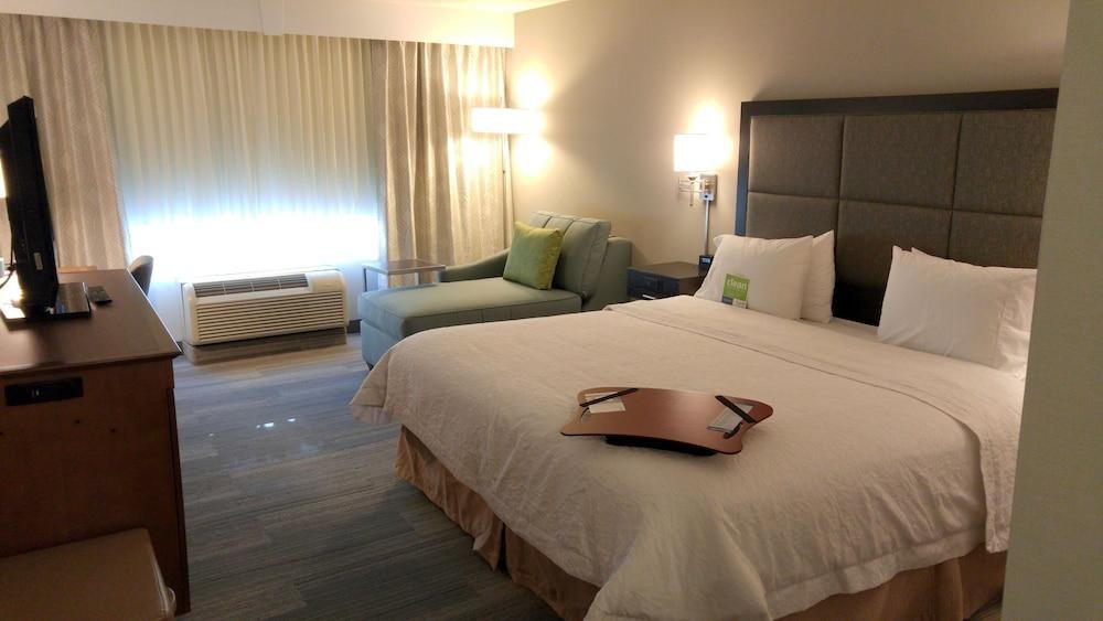 Hampton Inn & Suites by Hilton Calgary- University Northwest photo 2