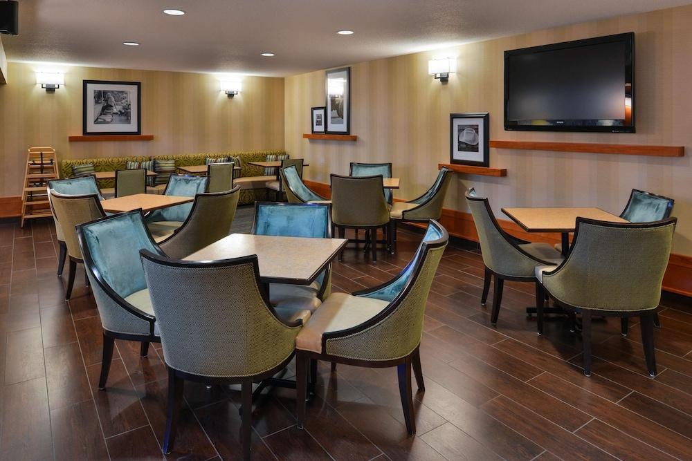 Hampton Inn & Suites by Hilton Calgary- University Northwest photo 3