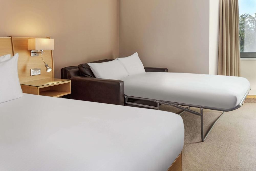 DoubleTree by Hilton Manchester Airport photo 2