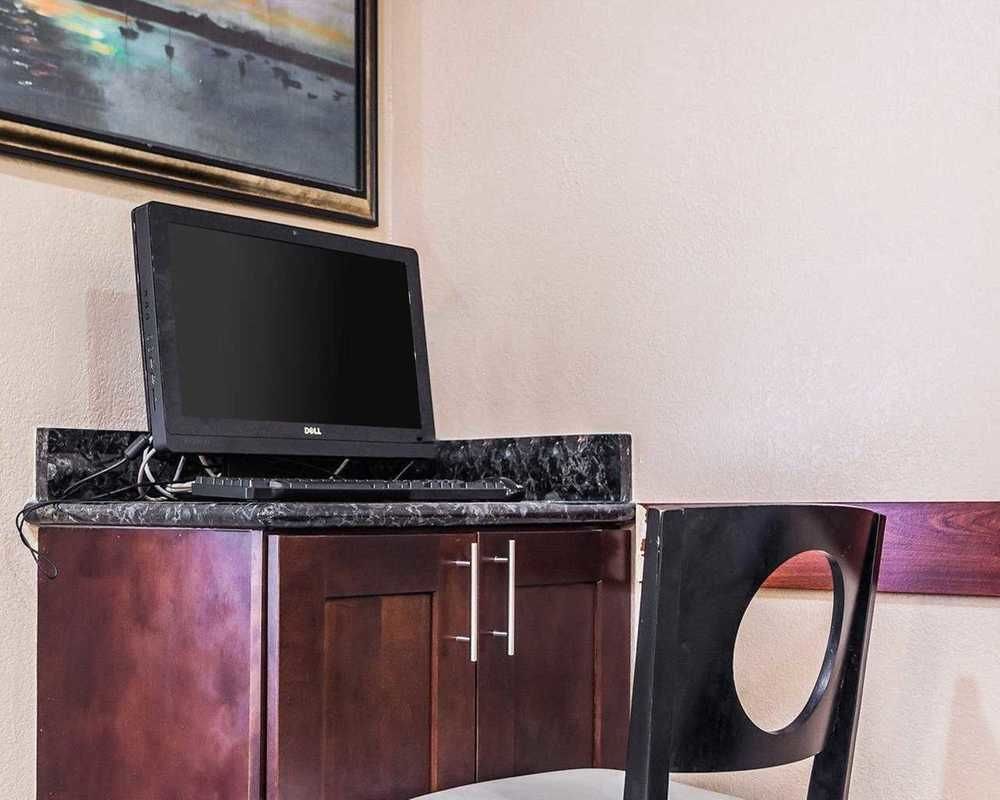 QUALITY INN & SUITES DES MOINES AIRPORT photo 1