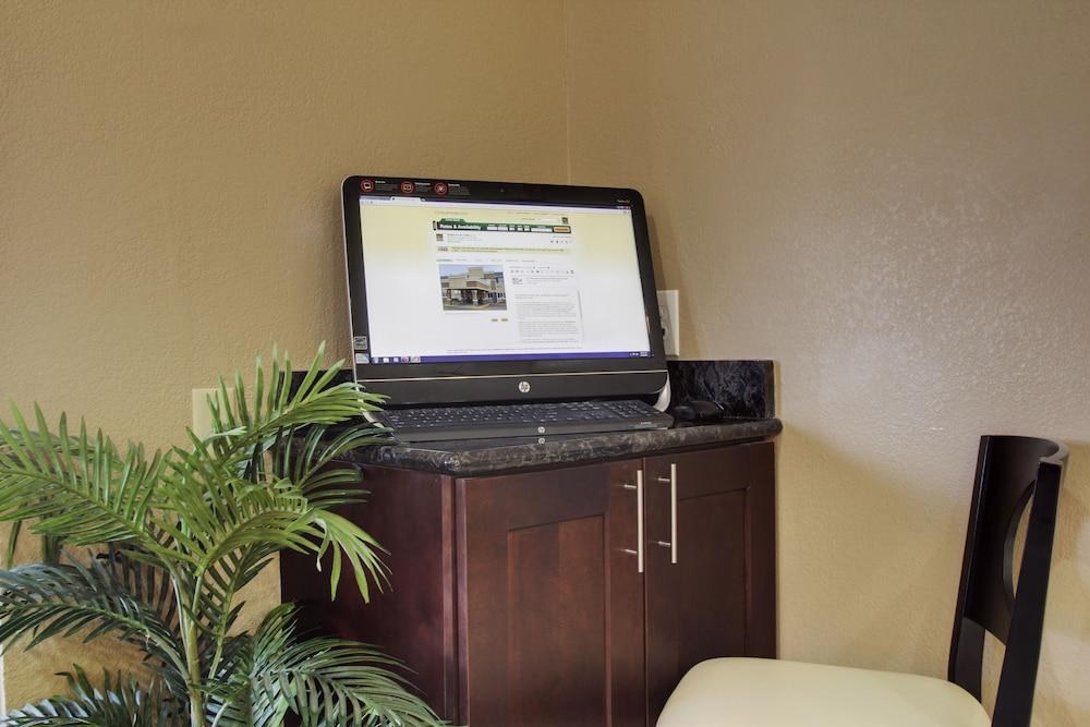 QUALITY INN & SUITES DES MOINES AIRPORT photo 2