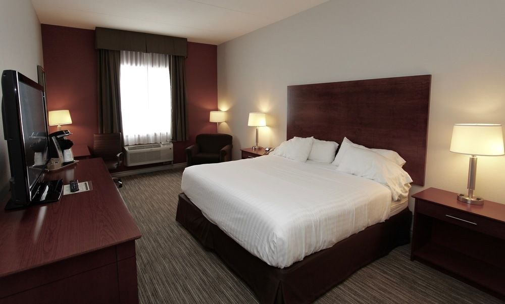 HOLIDAY INN EXPRESS SUITES GANANOQUE