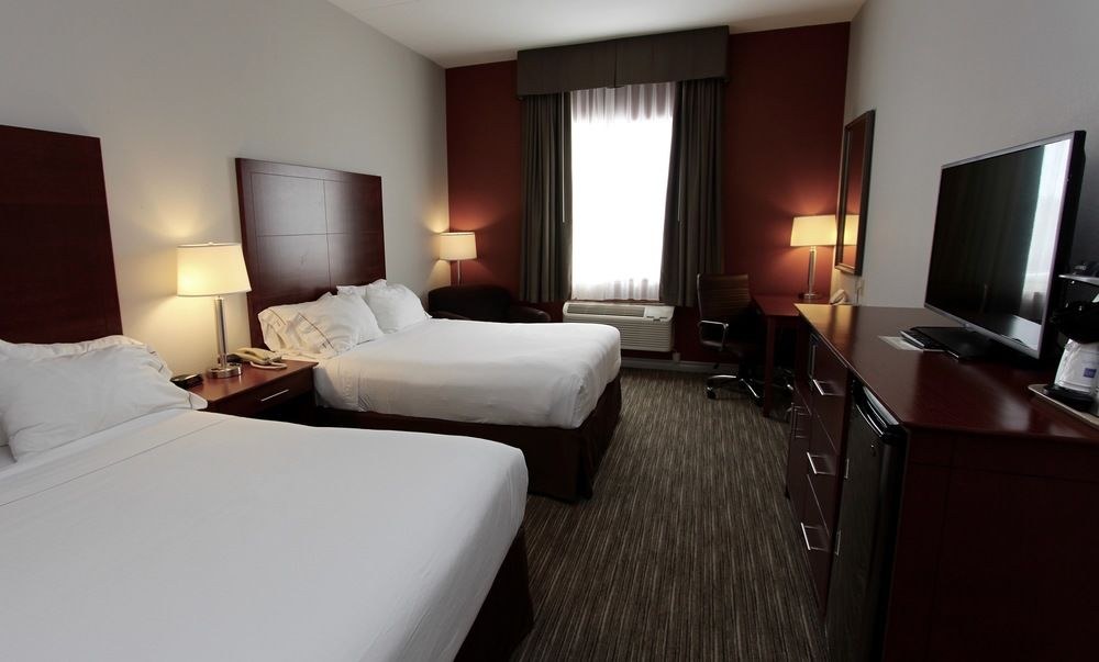HOLIDAY INN EXPRESS SUITES GANANOQUE photo 1