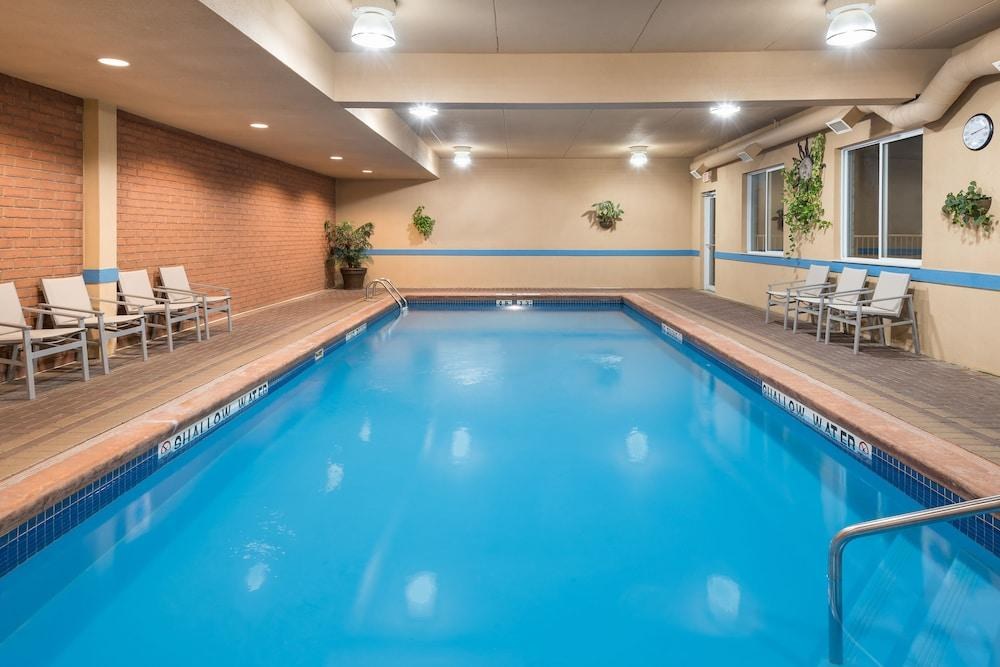HOLIDAY INN EXPRESS SUITES GANANOQUE photo 3