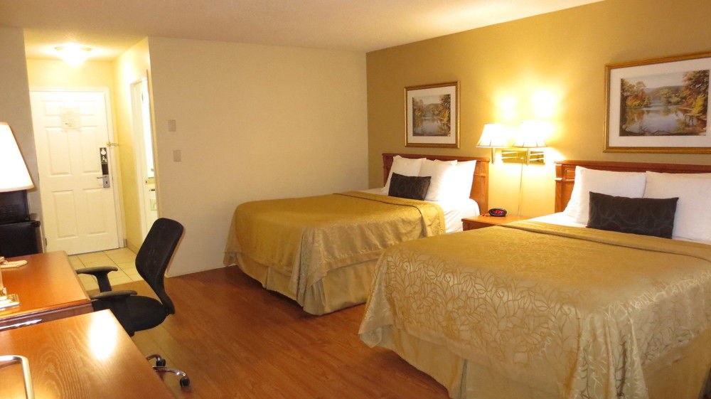 Super 8 by Wyndham Gananoque Country Squire Resort photo 1