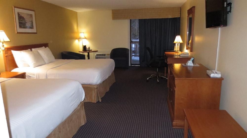 Super 8 by Wyndham Gananoque Country Squire Resort photo 2