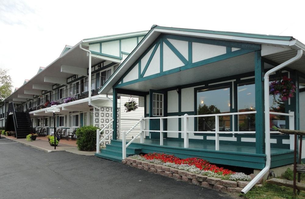 Super 8 by Wyndham Gananoque Country Squire Resort photo 3