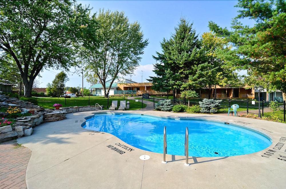 Super 8 by Wyndham Gananoque Country Squire Resort photo 4