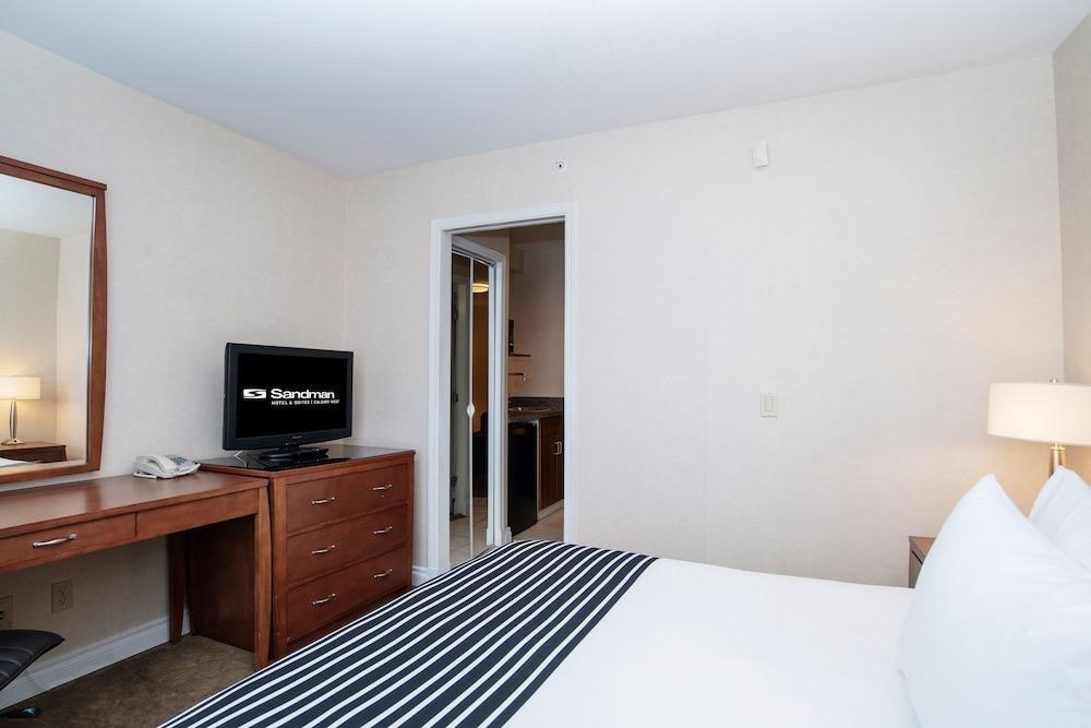 Sandman Hotels & Suites Calgary West photo 2