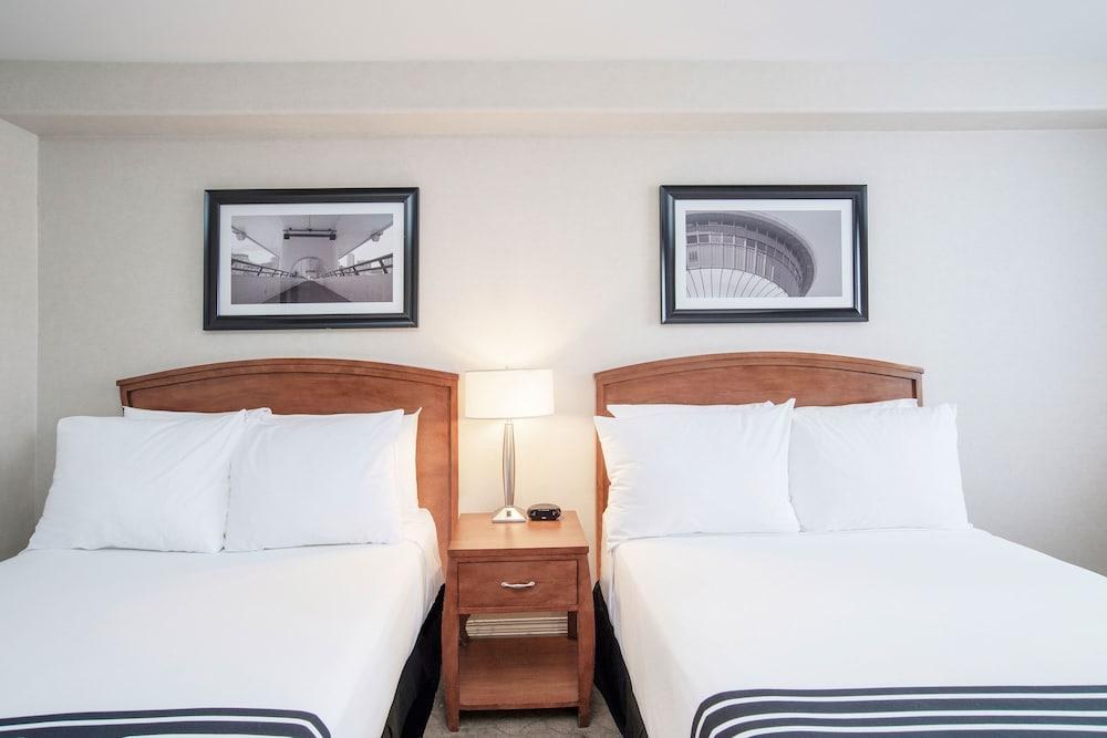 Sandman Hotels & Suites Calgary West photo 4
