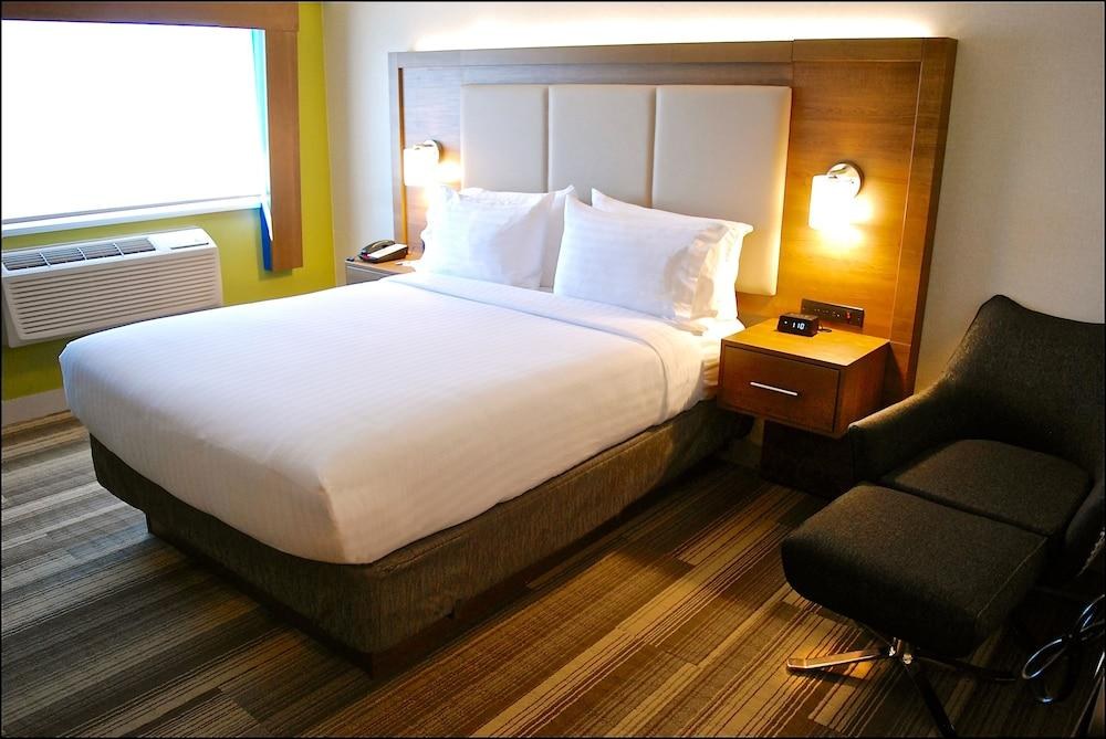 HOLIDAY INN EXPRESS VANCOUVER AIRPORT photo 2