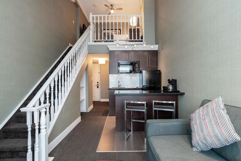 SANDMAN HOTEL & SUITES VANCOUVER AIRPORT photo 2