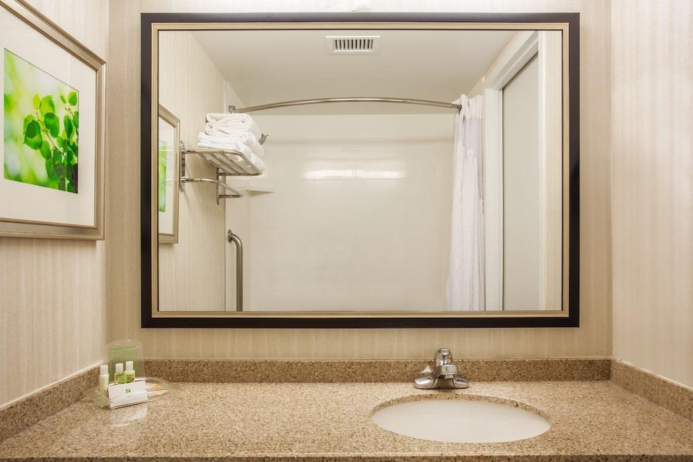 HOLIDAY INN TORONTO INTERNATIONAL AIRPORT photo 4