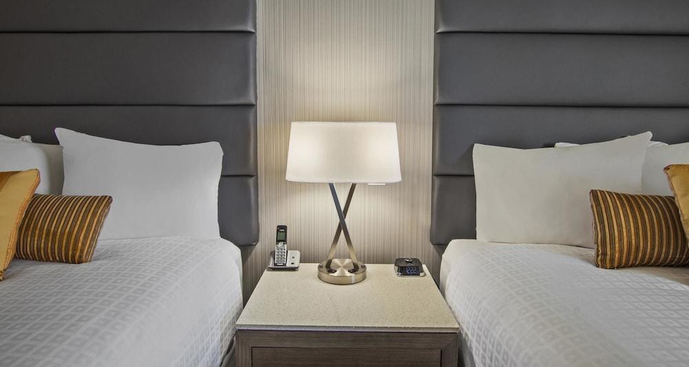 Best Western Premier Calgary Plaza Hotel & Conference Centre photo 3