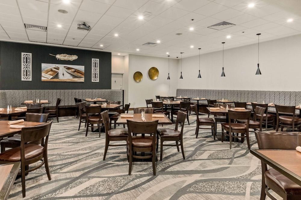 Best Western Premier Calgary Plaza Hotel & Conference Centre photo 4
