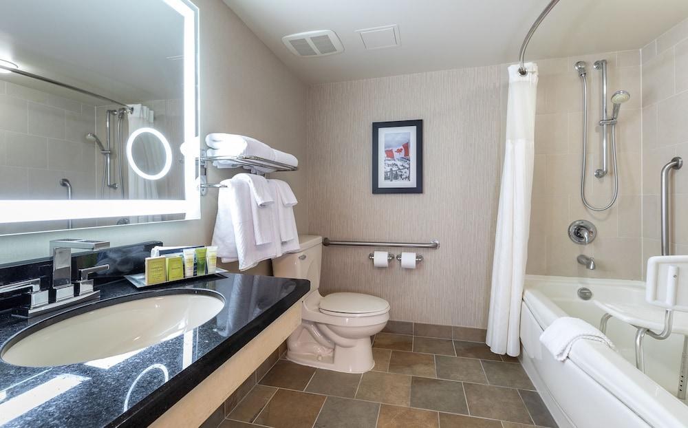 HILTON WHISTLER RESORT & SPA photo 2