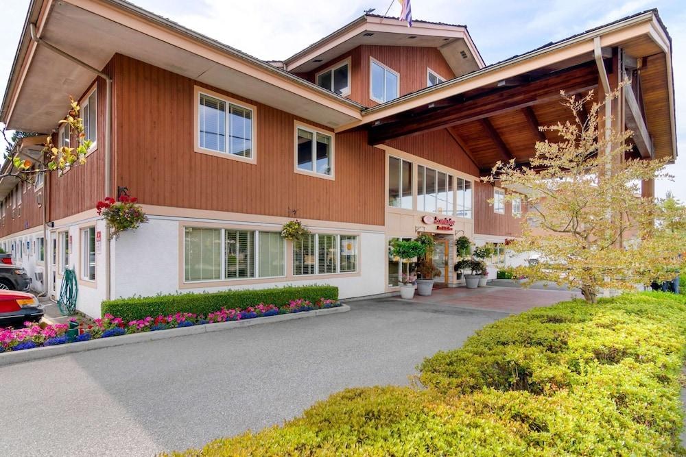 Econo Lodge Inn & Suites photo 2