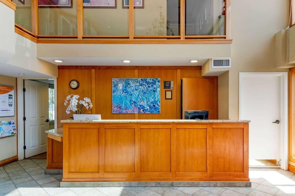 Econo Lodge Inn & Suites photo 3