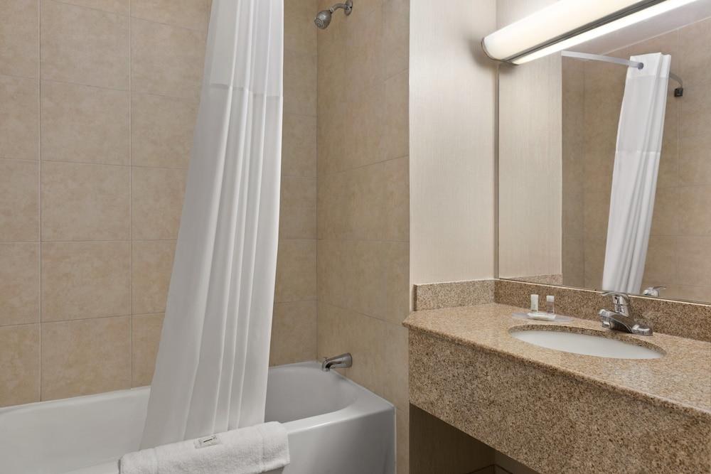 Days Inn by Wyndham London photo 3