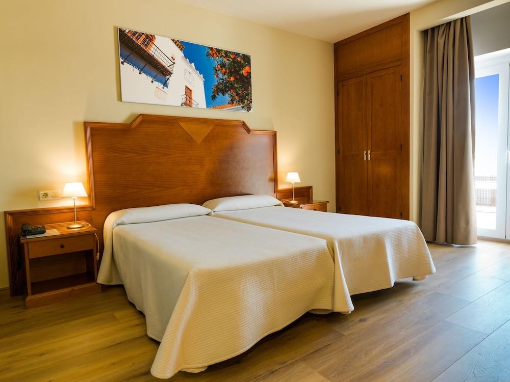 HOTEL MONARQUE EL RODEO photo 3