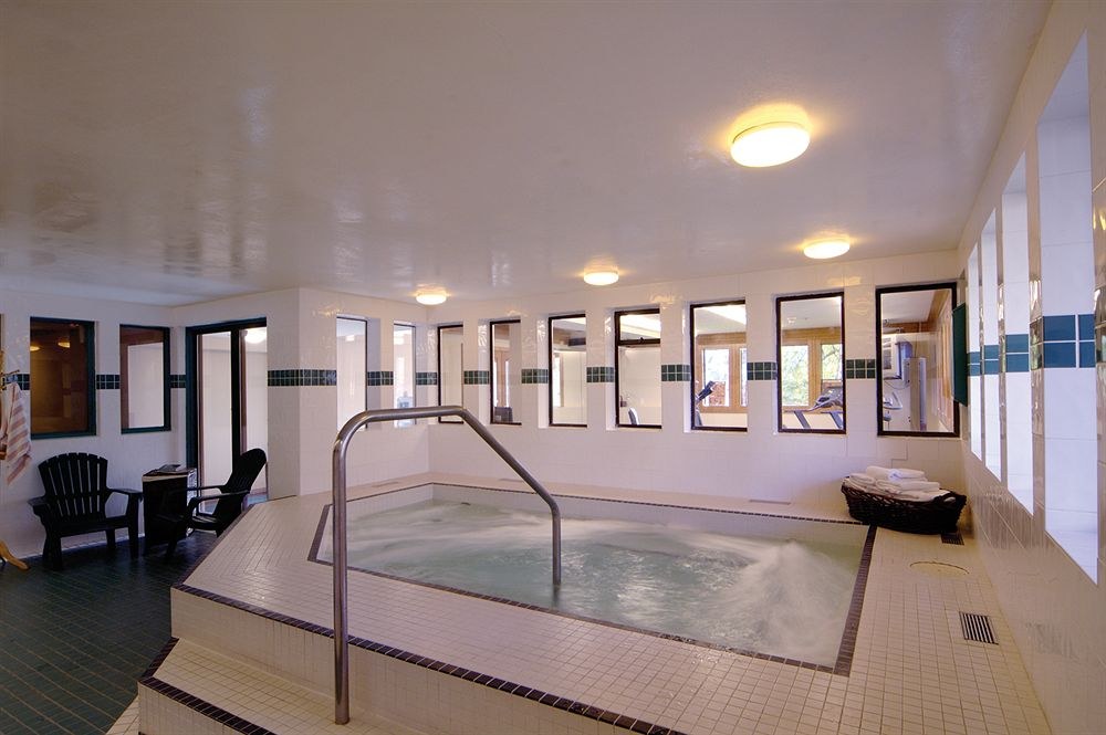 WHISTLER VILLAGE INN & SUITES