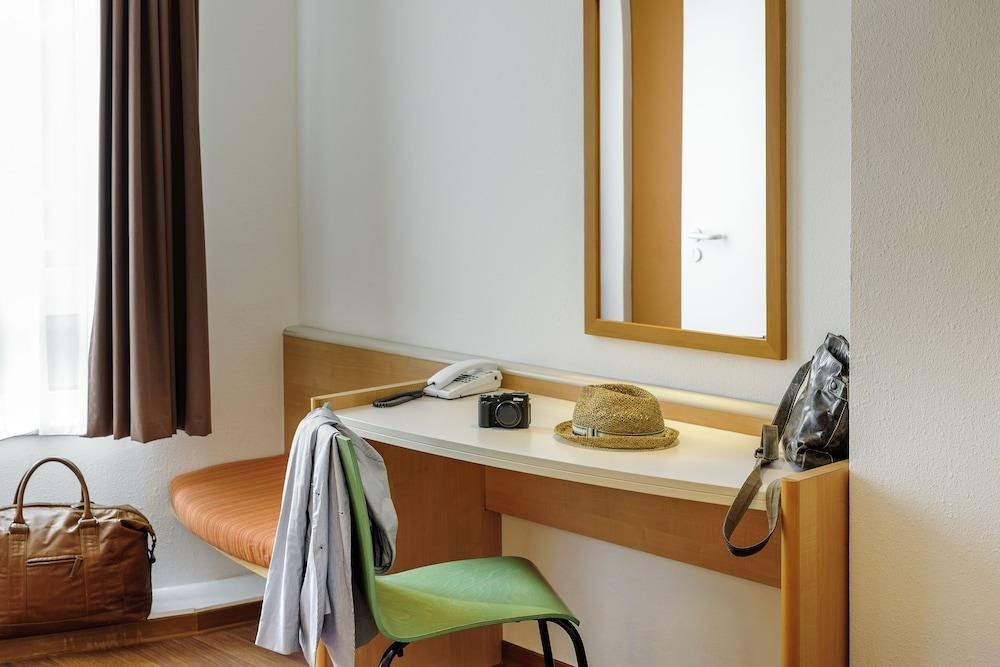 Ibis Dusseldorf Hauptbahnhof photo 2